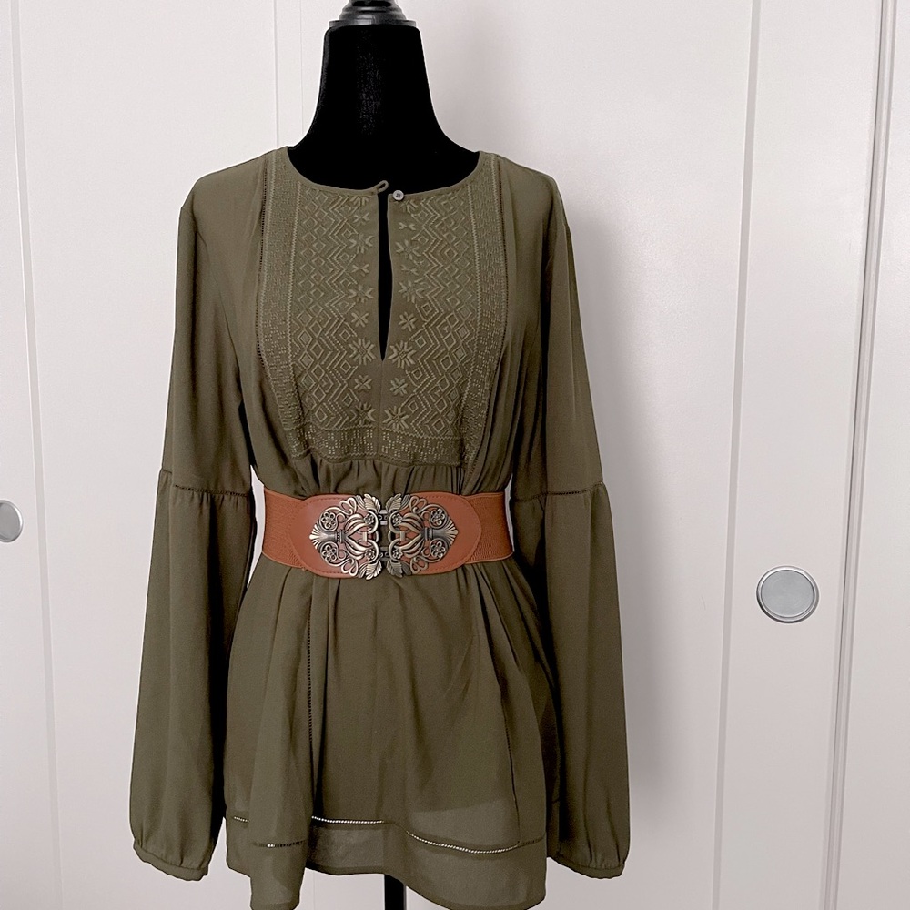 4𝒇𝒐𝒓$50 Long sleeve olive green blouse sizeS/M